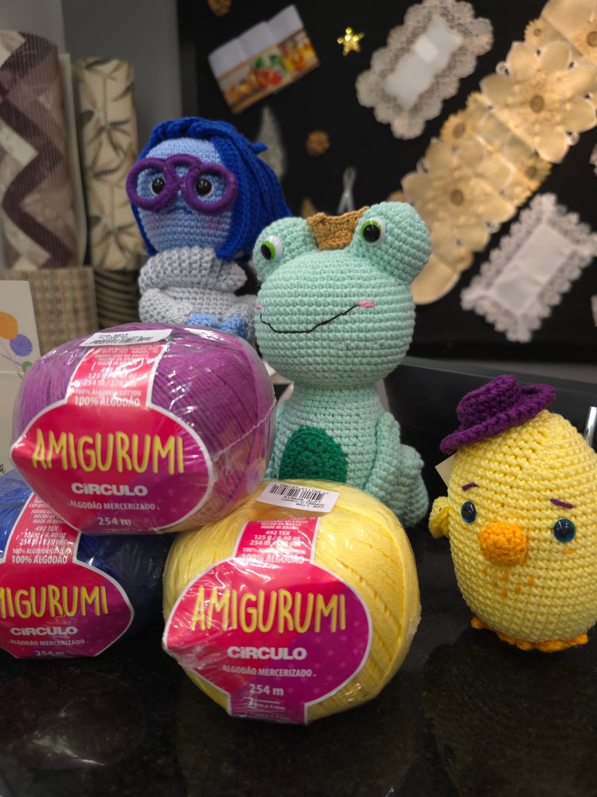 Amigurumis de crochê e novelos de algodão