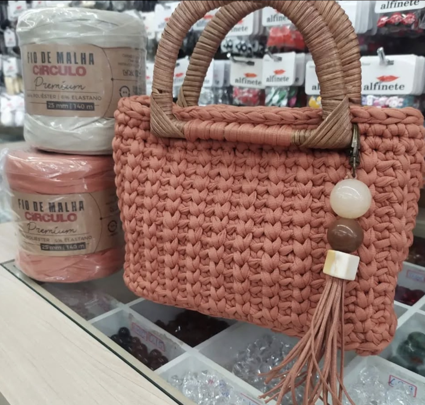 Bolsa artesanal de fio de malha com alças de vime
